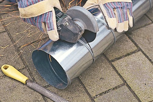 Skær i metalrør med vinkelsliber: Røret skæres med en skæreskive til metal. Skær i metalrør med vinkelsliber: Røret skæres med en skæreskive til metal.